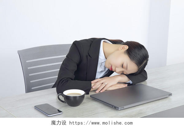 商务女性办公室休息图片